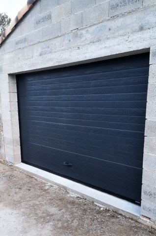Fourniture et pose d'une porte de garage sectionnelle motorisée dans le Gard