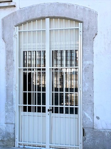 Fabrication et pose d'une porte et grille en acier pour une entreprise en Occitanie