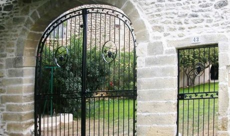 Création et fabrication de portail en fer forgé sur mesure à Nîmes