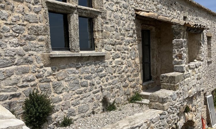 Remplacement de menuiseries en acier sur mesure dans un mas en pierre dans l'Hérault (34)