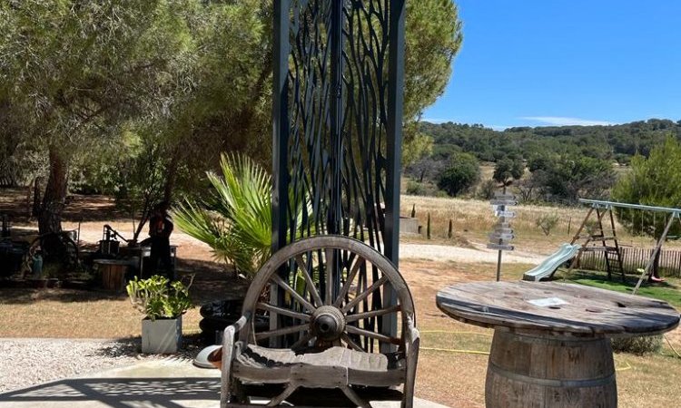 Conception et pose d'une tonnelle géante près de Nîmes dans le Gard