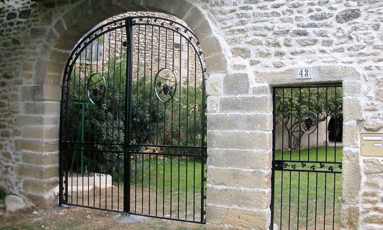 Fabrication de portails et portillons sur mesure autour de Nîmes